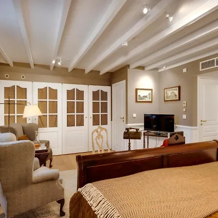 Maison Le Dragon Bed & Breakfast 4*