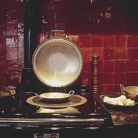 Maison Le Dragon Bed & Breakfast 4*