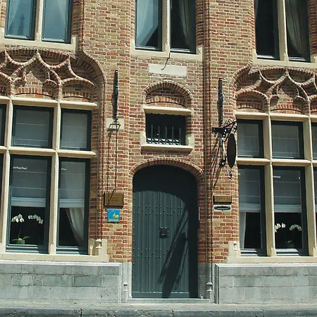 Maison Le Dragon Bed & Breakfast 4*